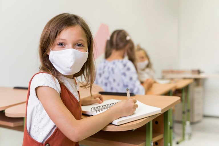 Σχολεία – Διάλειμμα μάσκας: Πότε θα μπορούν οι μαθητές να βγάζουν τη μάσκα
