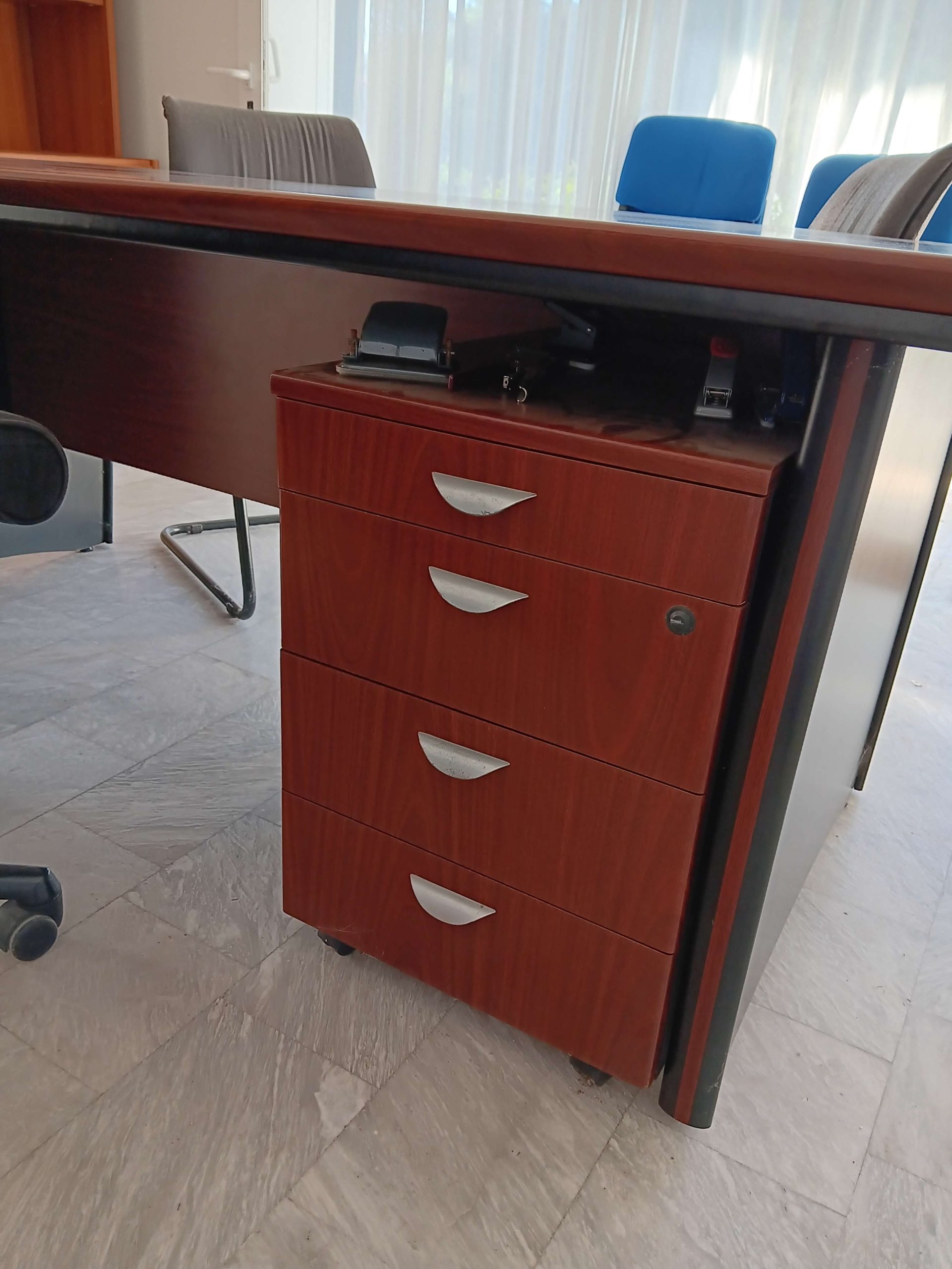 Πωλείται Γραφείο με τροχήλατη συρταριέρα - Europalso Πωλείται Γραφείο με τροχήλατη συρταριέρα