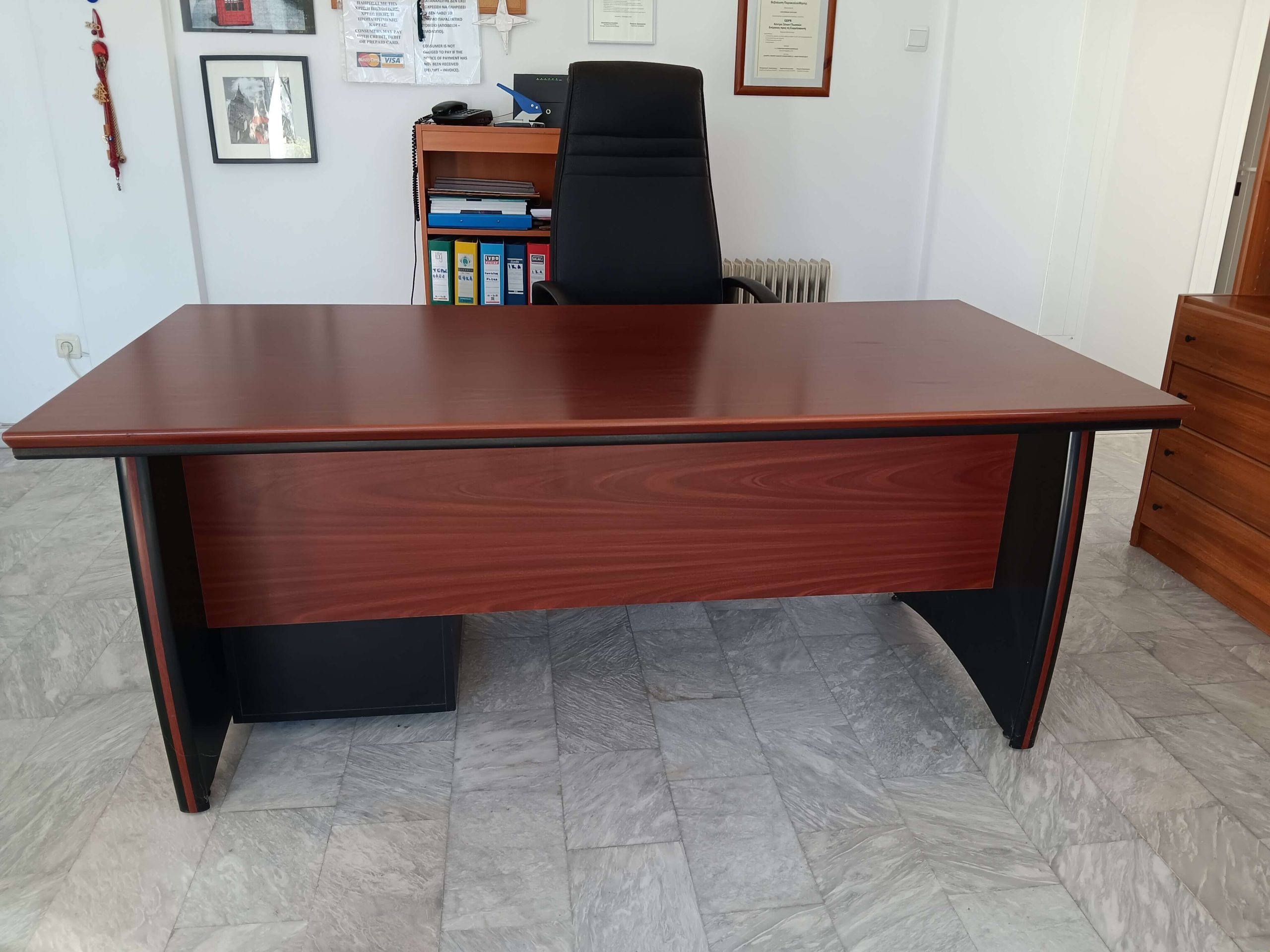 Πωλείται Γραφείο με τροχήλατη συρταριέρα